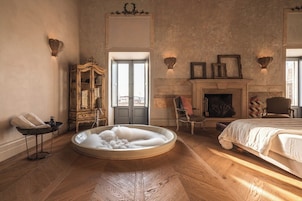 Minibar, in-room safe, individually decorated, individually furnished