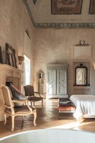 Suite presidencial (Paragon Suite) | Minibar, caja fuerte, escritorio y espacio para trabajar con un portátil
