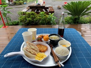 Desayuno de autoservicio incluido todos los días