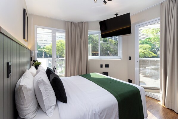 Ropa de cama de alta calidad, minibar y escritorio