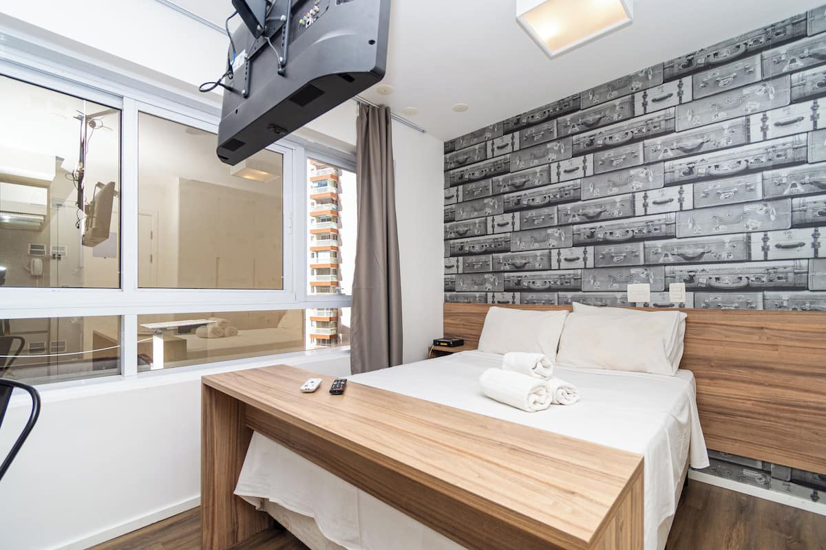 Estudio básico | Ropa de cama de alta calidad, minibar y escritorio