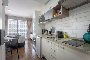 Estudi estàndard (560595) | Cuina privada | Frigorífic petit, microones, cafetera i tetera i torradora 