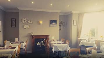 Café da manhã completo grátis todos os dias