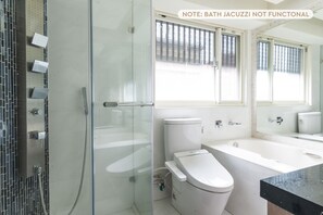 Badewanne, Haartrockner, Hausschuhe, Bidet