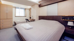 A hotel room with a large bed, a desk, a chair, and a wardrobe. - Comfy & Central 2B1b, Sleeps 5, 3min to Daan MRT (Taipei)