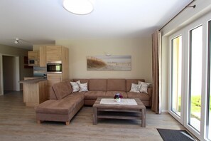 Apartment (Apartment 4) | Living area | Flat-screen TV, fireplace, heated floors - Haus Sterntaucher (Mönchgut-Granitz)