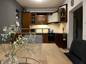 Villa Familiale | Cuisine privée | Réfrigérateur, micro-ondes, plaque de cuisson, lave-vaisselle