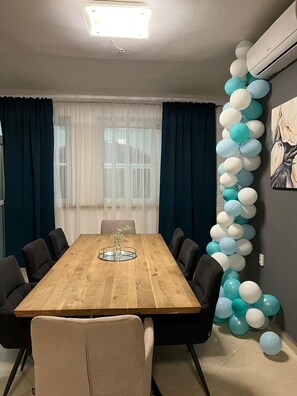 Familienvilla | Essbereich im Zimmer