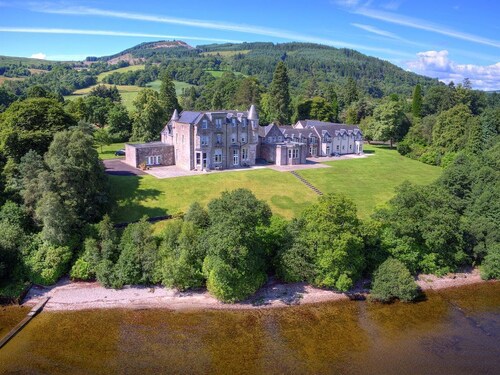 Benoch Lomond Castle - sleeps 4 guests  in 2 bedrooms