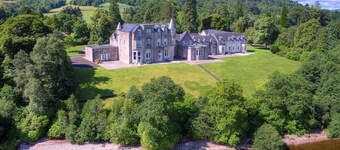 Benoch Lomond Castle - sleeps 4 guests  in 2 bedrooms
