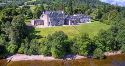 Benoch Lomond Castle - sleeps 4 guests in 2 bedrooms