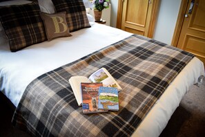 2 bedrooms, WiFi - Benoch Lomond Castle - sleeps 4 guests  in 2 bedrooms (Alexandria)