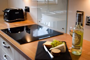 Private kitchen - Benoch Lomond Castle - sleeps 4 guests  in 2 bedrooms (Alexandria)