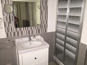Duschwanne, Haartrockner, Bidet, Handtücher