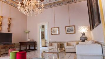 智能电视、书、办公室