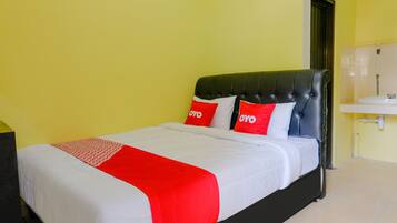 Espacio para trabajar con laptop, wifi gratis y ropa de cama