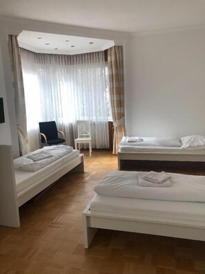 In-room safe, desk, laptop workspace, blackout drapes - Hotel Isabella (Frankfurt)