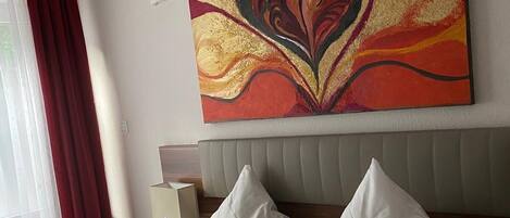 雙人房 | 客房內保險箱、書桌、筆電工作空間、遮光布/窗簾