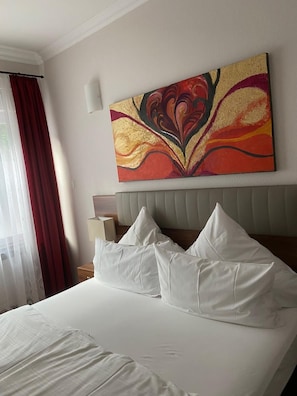 In-room safe, desk, laptop workspace, blackout curtains - Hotel Isabella (Frankfurt)