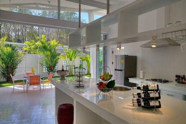 Jääkaappi, mikroaaltouuni, uuni, kahvin-/teenkeitin