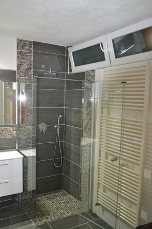 Appartement, 3 slaapkamers (incl. EUR 35 Cleaning fee) | Badkamer met douche