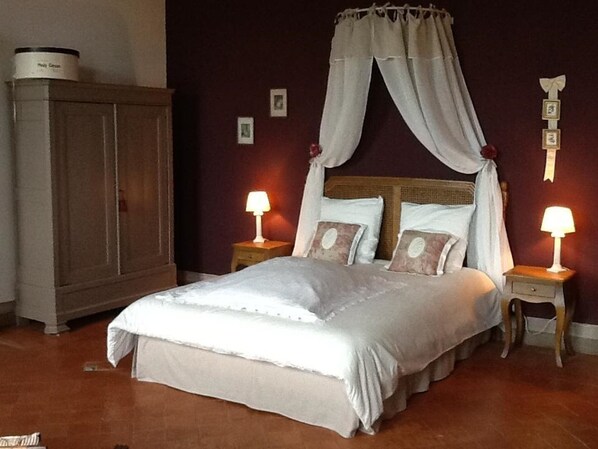 Free cots/infant beds, free WiFi, bed sheets