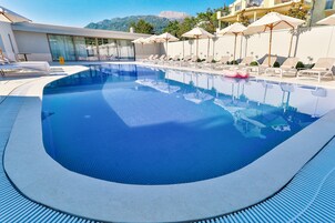 Una piscina al aire libre de temporada, cabañas de piscina gratuitas