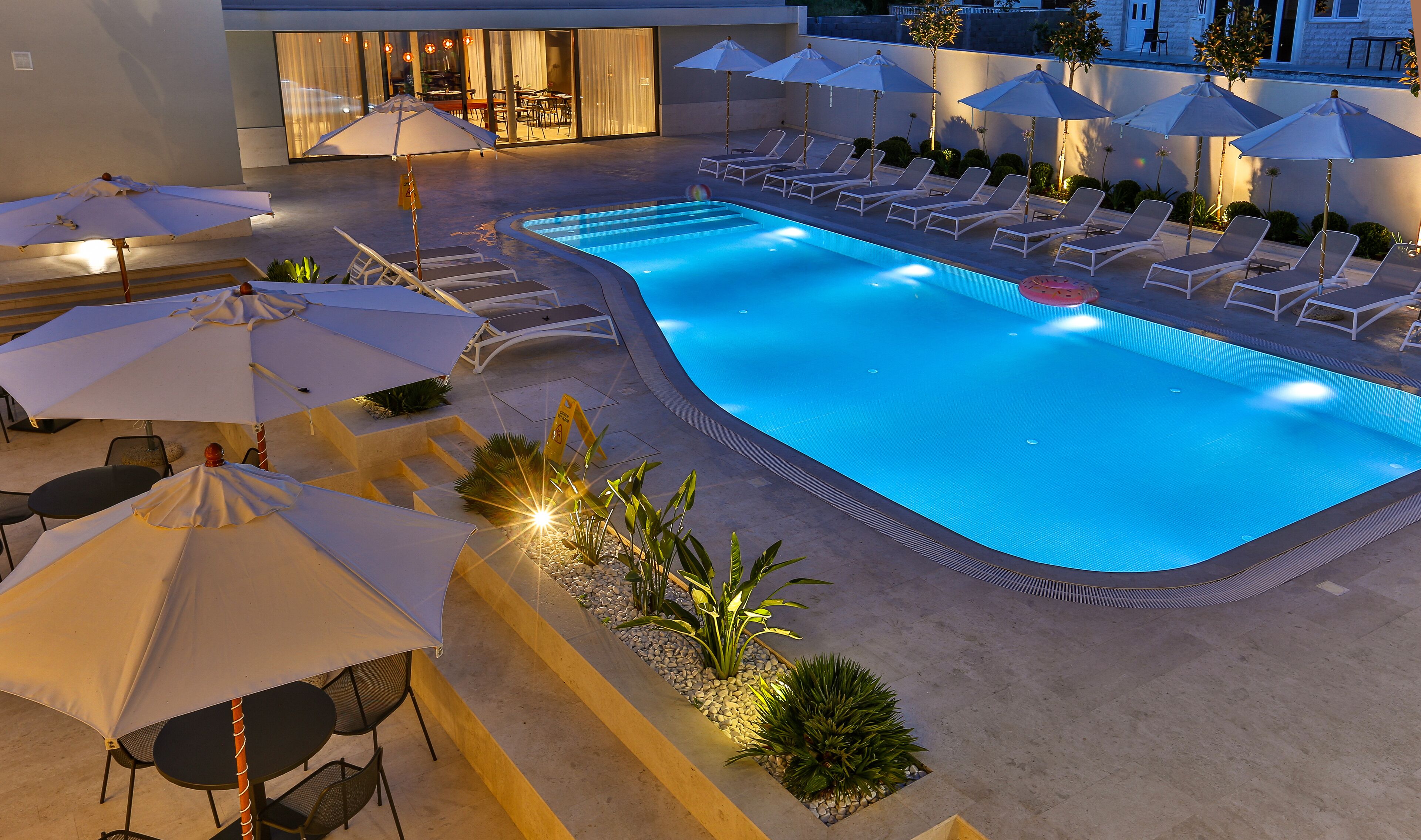 Una piscina al aire libre de temporada, camas de piscina gratis