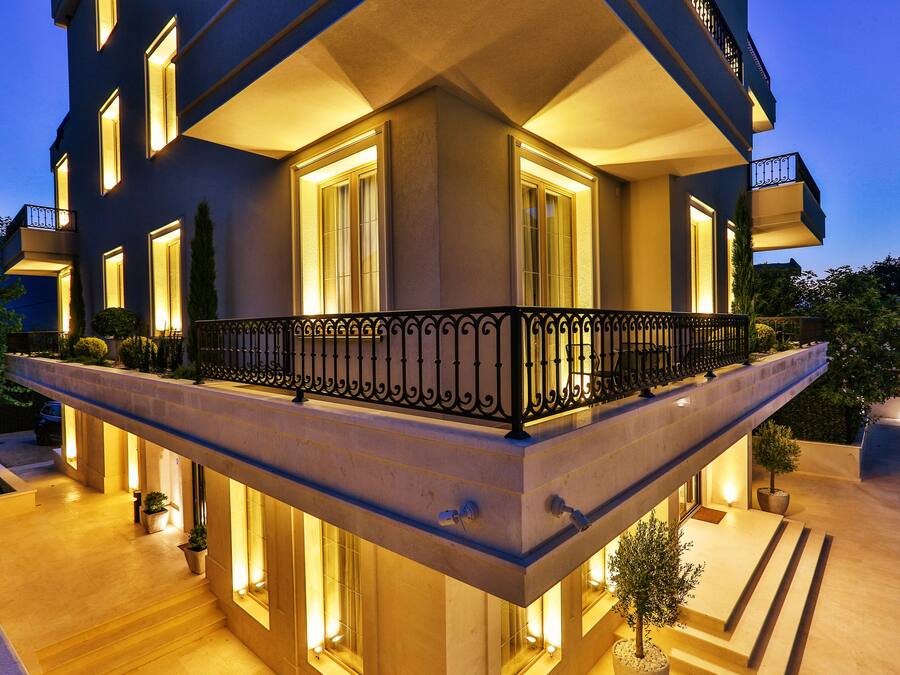 واجهة المنشأة - في المساء/الليل