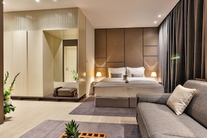 Minibar, caja de seguridad en la habitación y escritorio