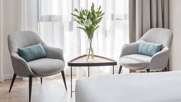 Een minibar, een kluis op de kamer, een bureau, een laptopwerkplek