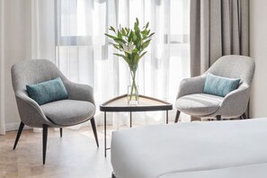 Minibar, in-room safe, desk, laptop workspace - JA The Manor Hotel, Dubai (Dubai)