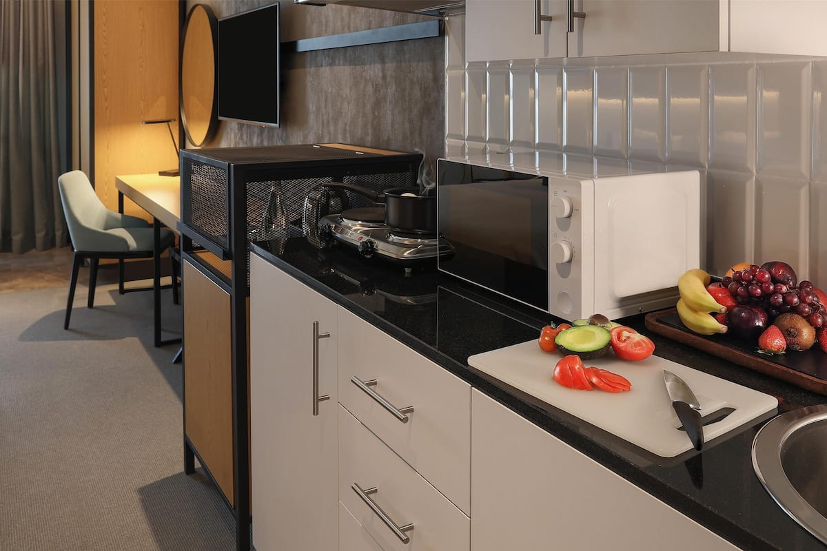 Studio, cuisinette (Clarity) | 1 chambre, minibar, coffre-fort pour ordinateur portable, bureau