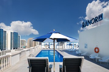 Piscine extérieure, accès possible de 8 h à 19 h 30, parasols
