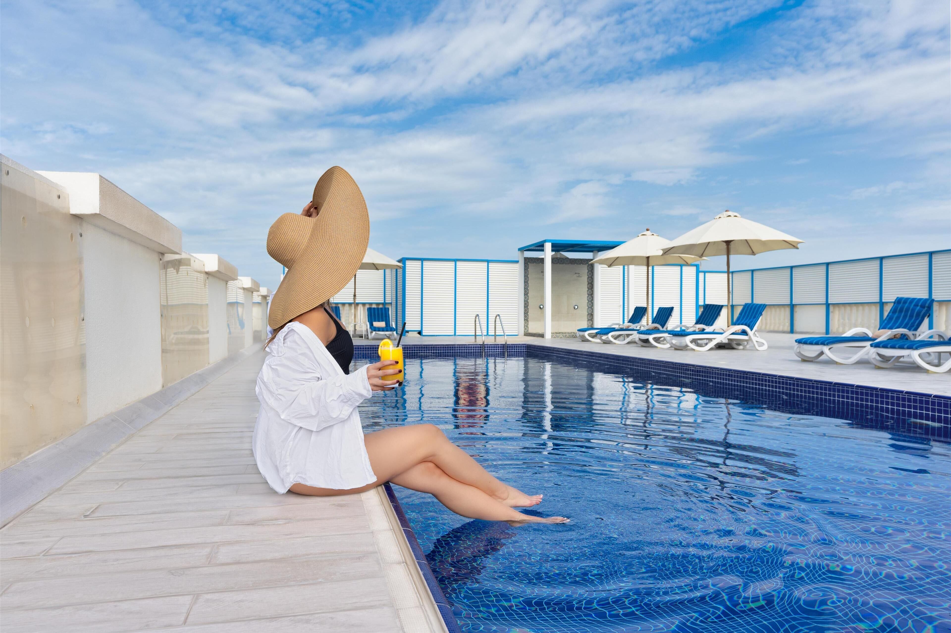 Piscine extérieure, parasols de plage, chaises longues