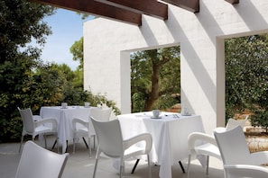 Outdoor dining - Meditur Puglia by Itafirst Hotels (Carovigno)