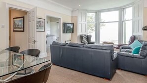 Living area - Golfers Dream 100 yards to Old Course (St. Andrews)