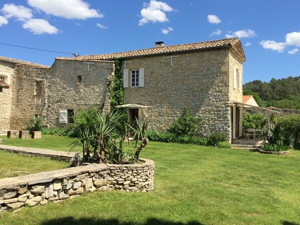 Exterior - Inviting stone house (2 pers.), Well-kept park with large pool (Moulézan)
