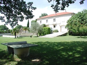 Property grounds - Inviting stone house (2 pers.), Well-kept park with large pool (Moulézan)