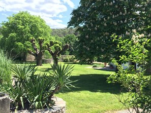 Property grounds - Inviting stone house (2 pers.), Well-kept park with large pool (Moulézan)