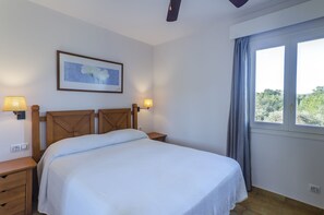 2 soverom, safe på rommet, strykejern/-brett og reiseseng for barn