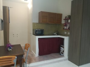 Frigobar, horno, placa de cocina, artículos de limpieza