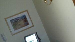 A room with a desk, chair, computer, and a framed picture on the wall. - B&B Della Ciociaria (Ceprano)