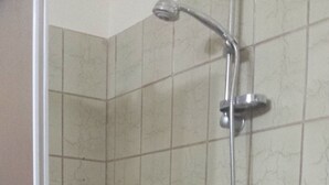 A bathroom with a bathtub, a shower, and a tiled wall. - B&B Della Ciociaria (Ceprano)