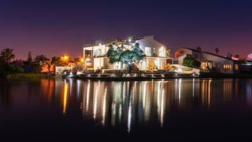 واجهة المنشأة - في المساء/الليل