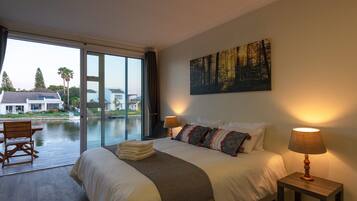 مكتب ومساحة عمل للكمبيوتر المحمول وستائر تعتيم ومكواة/لوح كي