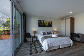 Room, Lake View (waterfront) - Marina Views (Cape Town)