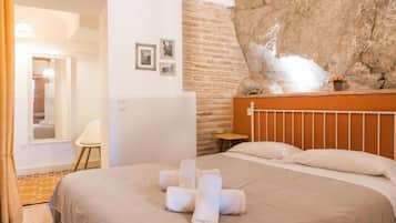 Een strijkplank/strijkijzer, internet, beddengoed