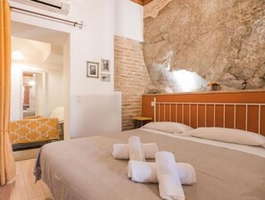 Fer et planche à repasser, accès Internet, draps fournis