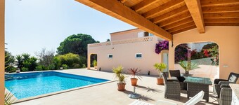 Nueva villa de 4 dormitorios con vista al mar y piscina privada